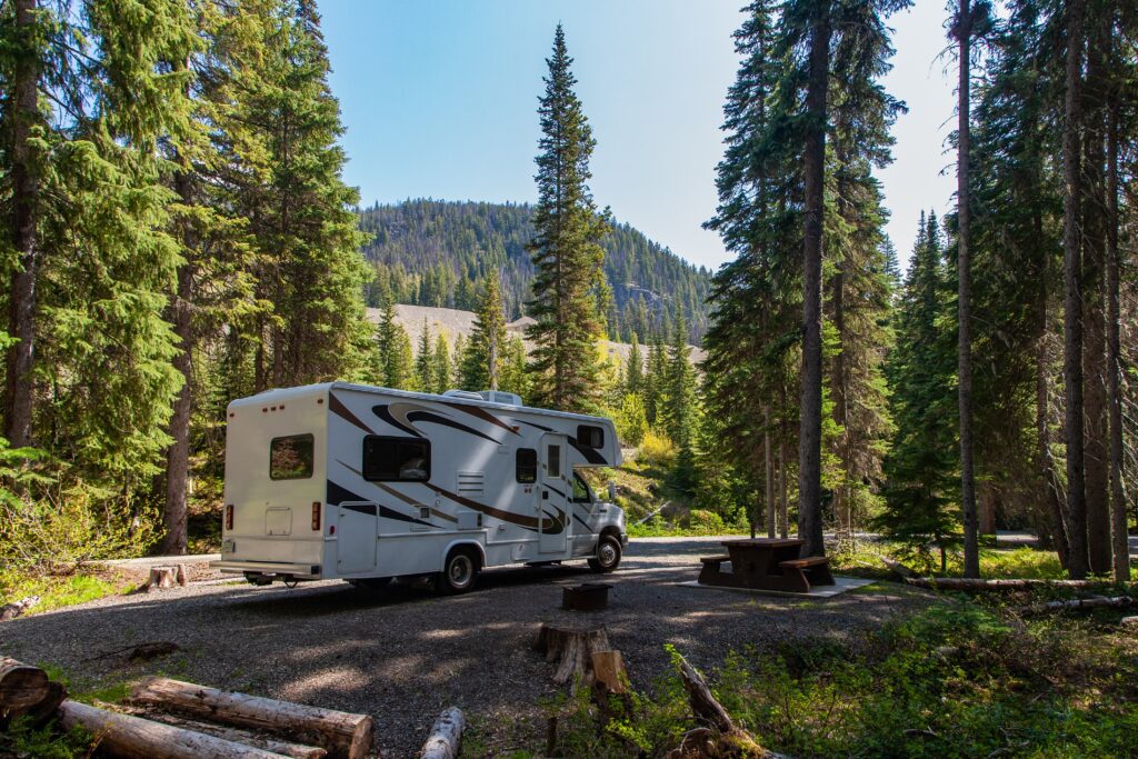 Batterie de camping-car installée dans un compartiment technique pour assurer l’alimentation électrique du véhicule.