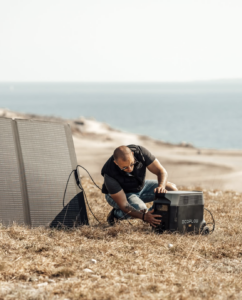 Station électrique portable EcoFlow utilisée comme batterie externe pour alimentation d’appareils en autonomie ou en cas de coupure de courant.